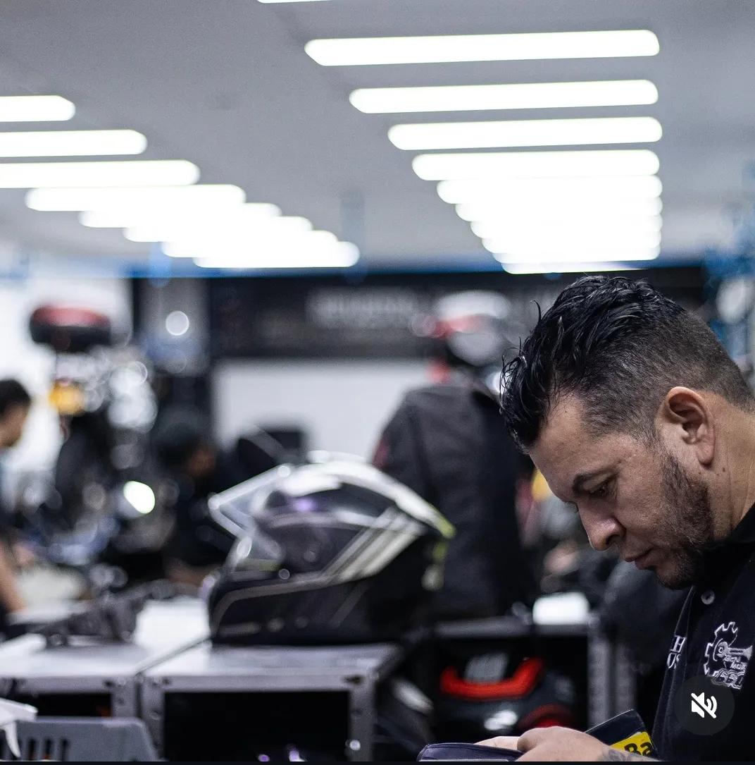 Mecánico especializado trabajando - Tecnimotos 660